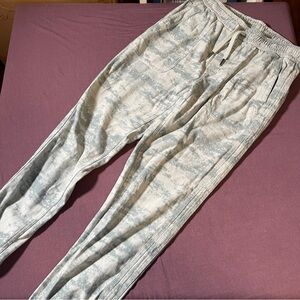 Athleta Farallon Jogger in Light Green Camo - Size XS - Organic Cotton Pants